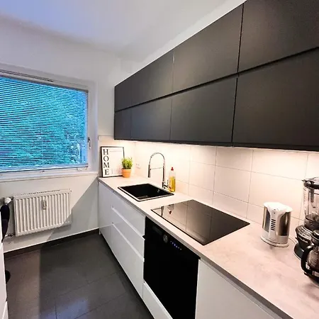 01 Bedroom In Mitte-up To 5 People-private Free Parking דירה *