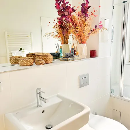 01 Bedroom In Mitte-up To 5 People-private Free Parking *